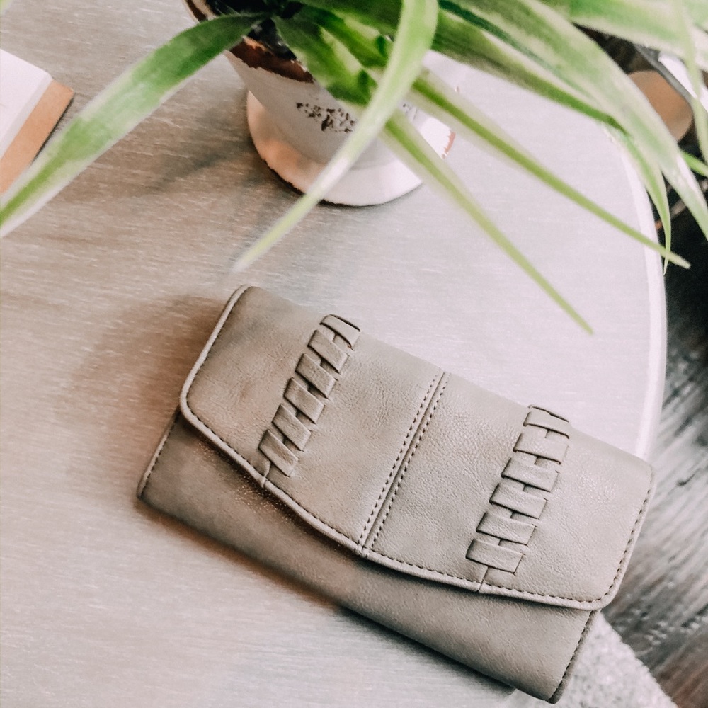 INC INTERNATIONAL CONCEPTS GREY WALLET